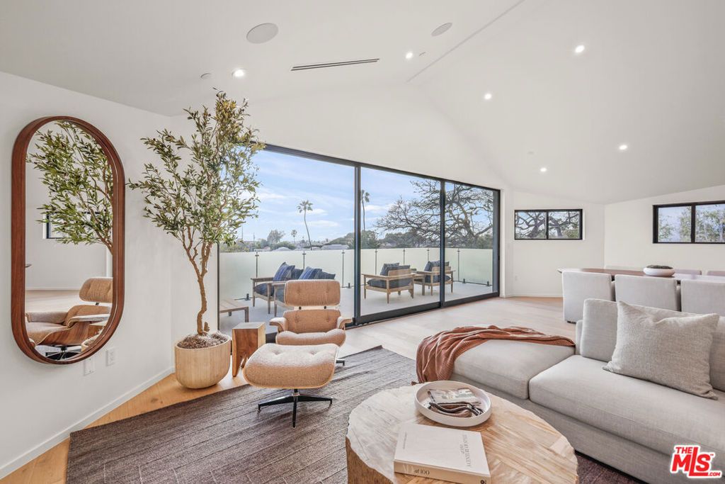 Photo of 2530 Beverley Avenue, Santa Monica, CA 90405 (MLS # 25589953)