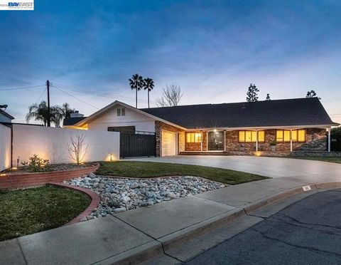 Photo of 918 Saint Catherine Way Way, Claremont, CA 91711 (MLS # 41132945)