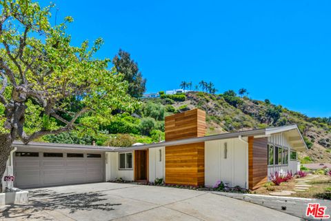 Photo of 1190 Bienveneda Avenue, Pacific Palisades, CA 90272 (MLS # 25615623)