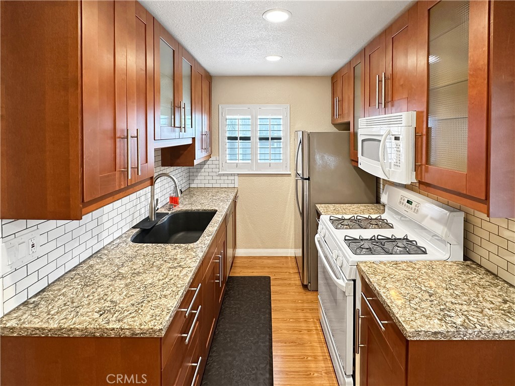 965 E Del Mar Boulevard 6
