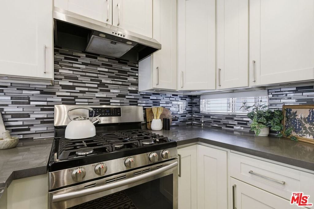 11110 Camarillo Street 122, Toluca Lake CA 91602