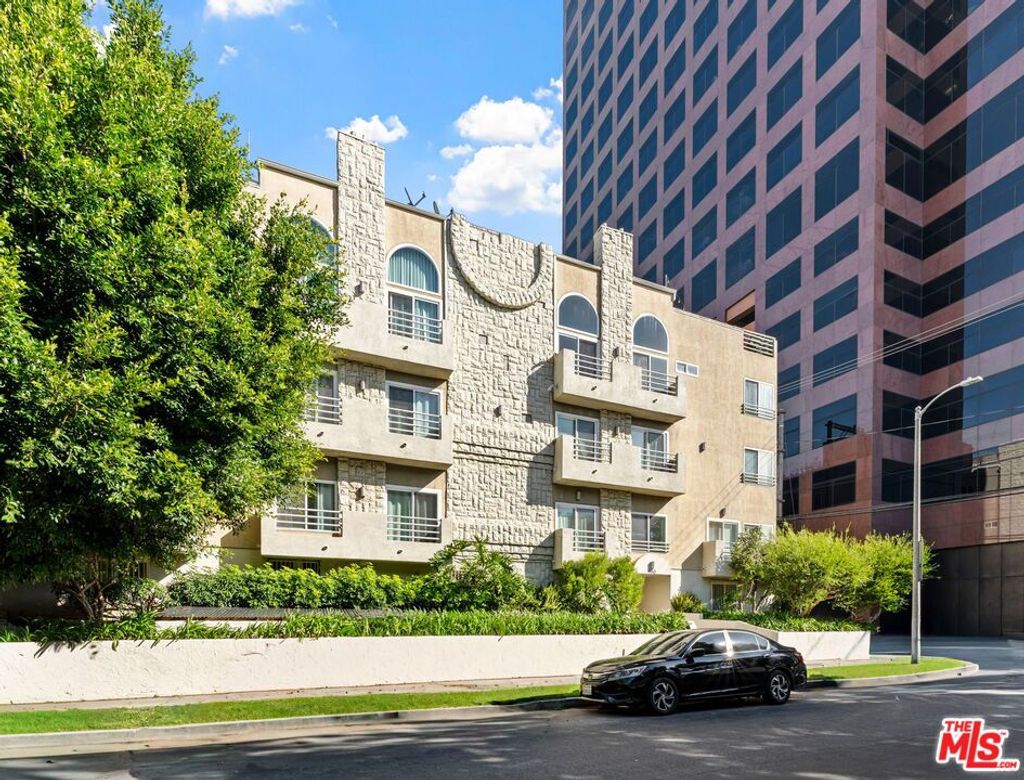 Photo of 1160 Granville Avenue #108, Los Angeles, CA 90049 (MLS # 25624241)