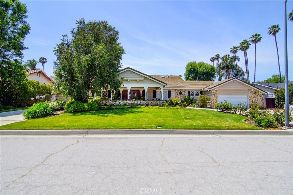 Photo of 19842 Santa Rita Street, Woodland Hills, CA 91364 (MLS # SR25132763)