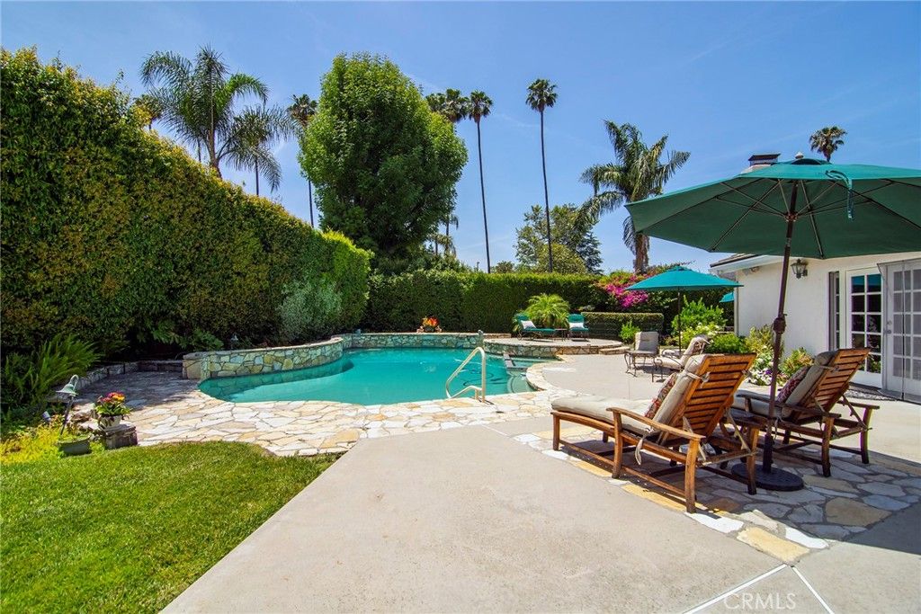 Photo of 19842 Santa Rita Street, Woodland Hills, CA 91364 (MLS # SR25132763)