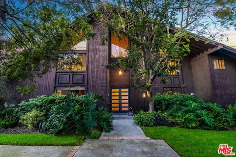 Photo of 4635 Clybourn Avenue, Toluca Lake, CA 91602 (MLS # 26665377)