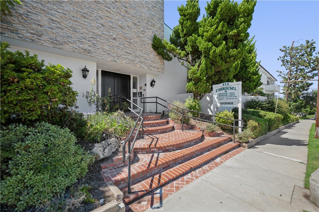 Welcome to this 2 bed 2 bath apartment in Redondo Beach. Freshly painted, vinyl plank flooring throughout, stainless steel appliances in kitchen, lots of storage space, large balcony and fireplace! The Carrousel II is a quiet building that offers lush landscaping, pool, jacuzzi, BBQ areas, assigned parking, gym and sauna. Close to shopping, minutes from Redondo Beach Pier, and fine dining. *Photos of similar unit*