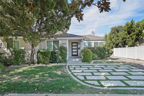 Photo of 19029 Calvert Street, Tarzana, CA 91335 (MLS # SR26113595)