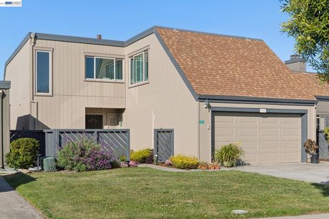 Photo of 3547 Magnolia Dr, Alameda, CA 94502 (MLS # 41134922)