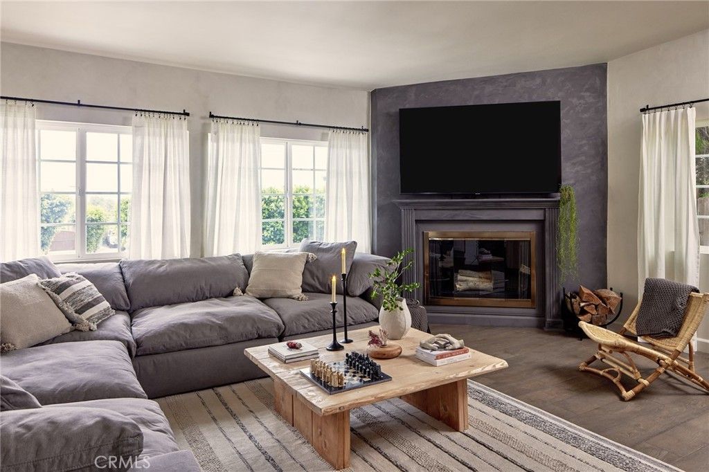 Photo of 17856 Cathedral Pl, Encino, CA 91316 (MLS # SR26038293)