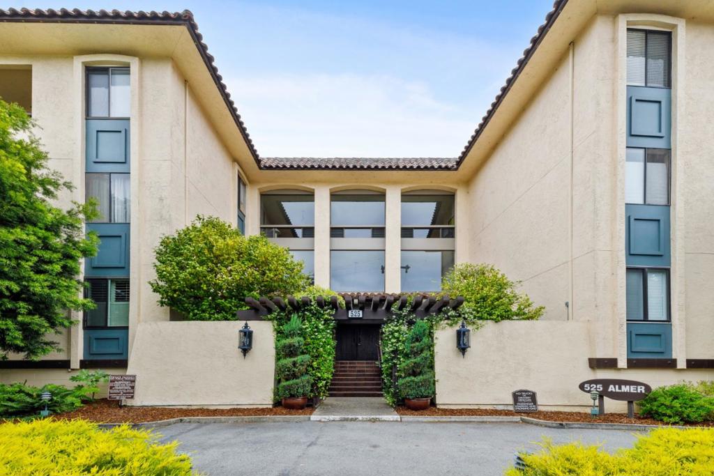 Fantastic 2 bedroom, 2 bathroom condo for lease in the heart of downtown Burlingame. Walk to shops, parks, the Burlingame Public Library and the plethora of dining options available. Also, close to public transportation, phenomenal school, and major traffic routes. Here are some attributes of the property: freshly painted, high ceilings, an abundance of natural light, storage lockers, 1 assigned parking space and much more! No pets allowed.