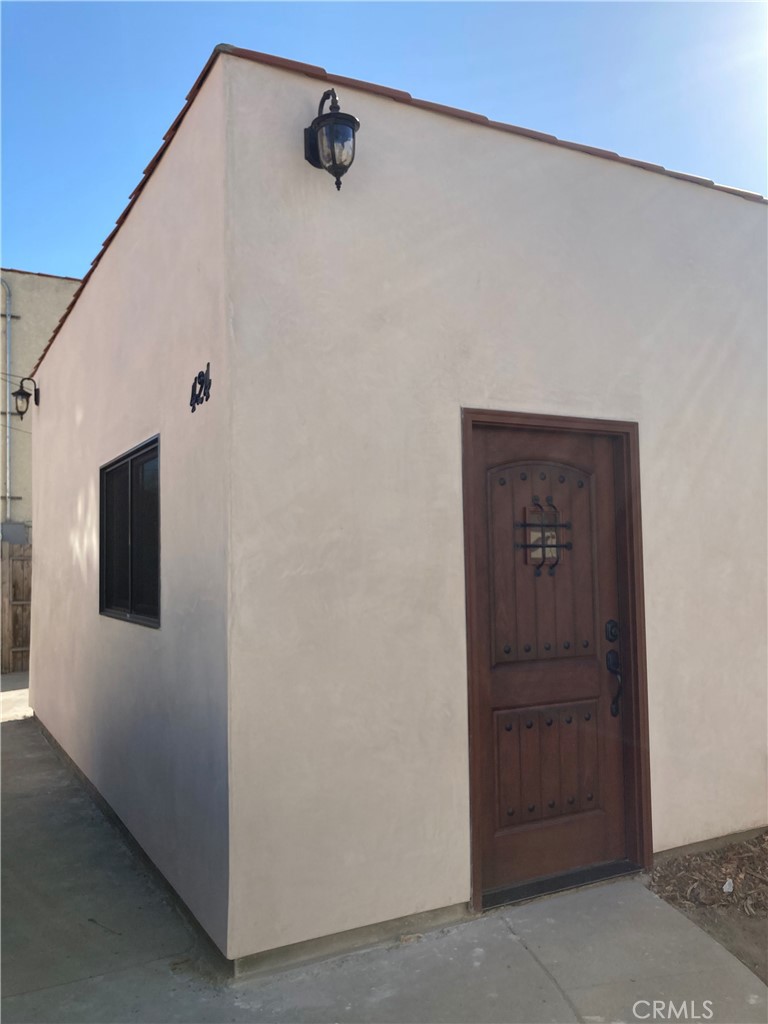 This newly constructed Stand Alone ADU (completed in 2021) is located on the alley behind 424 W. Burnett Street with it's own entrance from the alleyway. This 325 SF Studio has a Spacious Open Floorpan with private bath complete with Shower over Tub, Vanity and Toilet. The Open Kitchen is complete with a Stainless Steel Refrigerator, Microwave, Radiant Electric Cooktop, Kitchen Cabinets with Soft Close Drawers and Quartz Countertops. Located across from Lafayette Elementary School west of Pacific/Willow cross streets. Water, Sewer, Trash and Gas are included. Tenant pays Electricity. This is a no smoking, no pets unit.