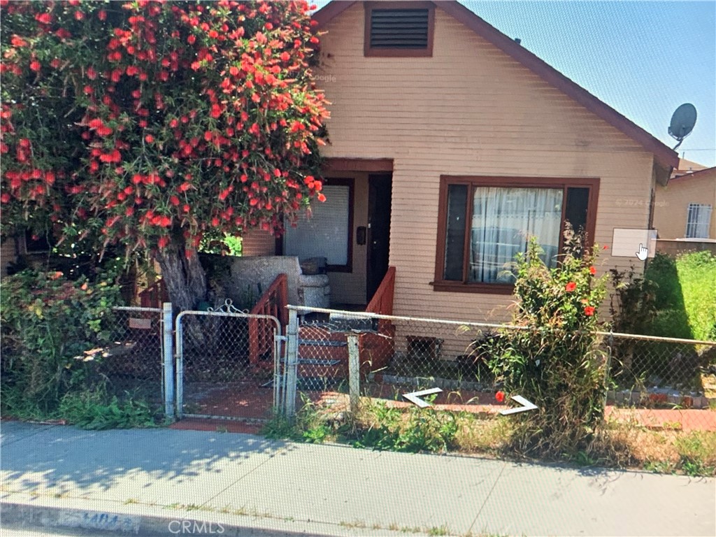 Large Lot, lots of potential. Was a great family home for years, just needs a new family and some TLC.