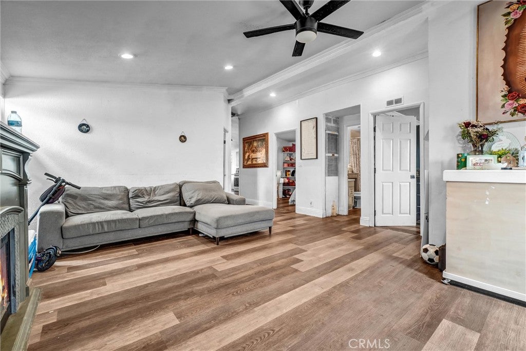 5450 N Paramount