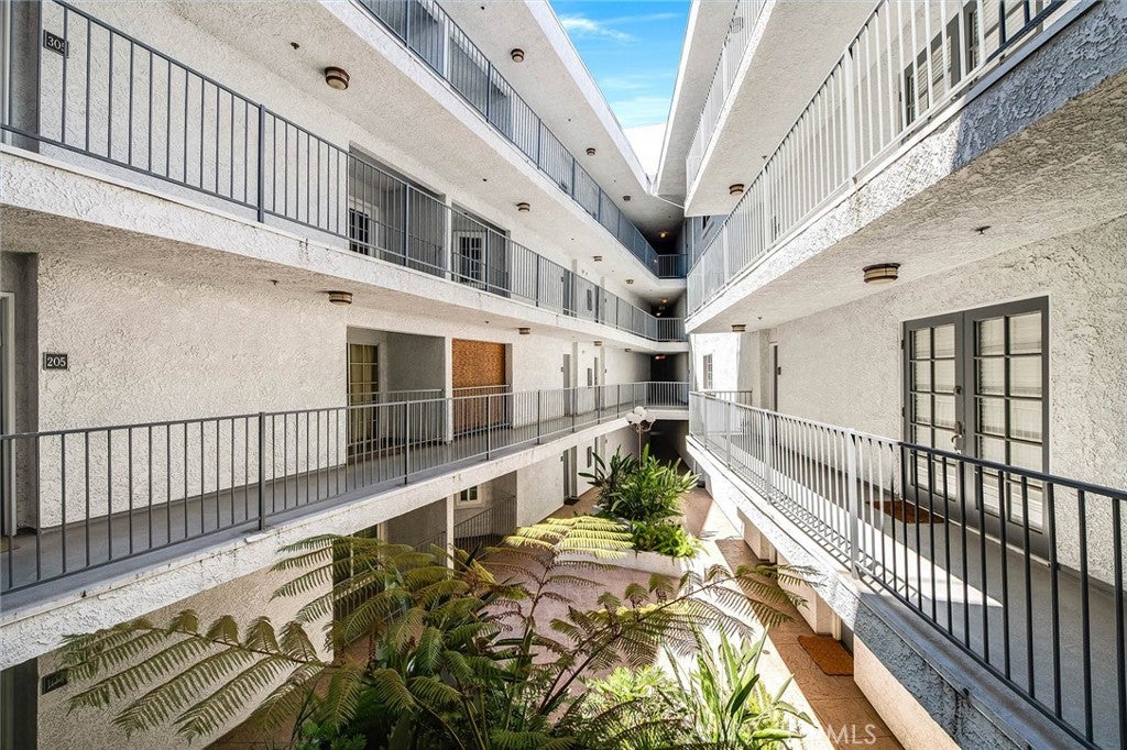 4401 Sepulveda 207