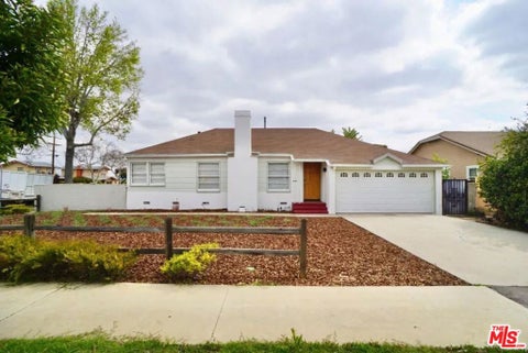 Photo of 5400 West Boulevard, Los Angeles, CA 90043 (MLS # 26986263)
