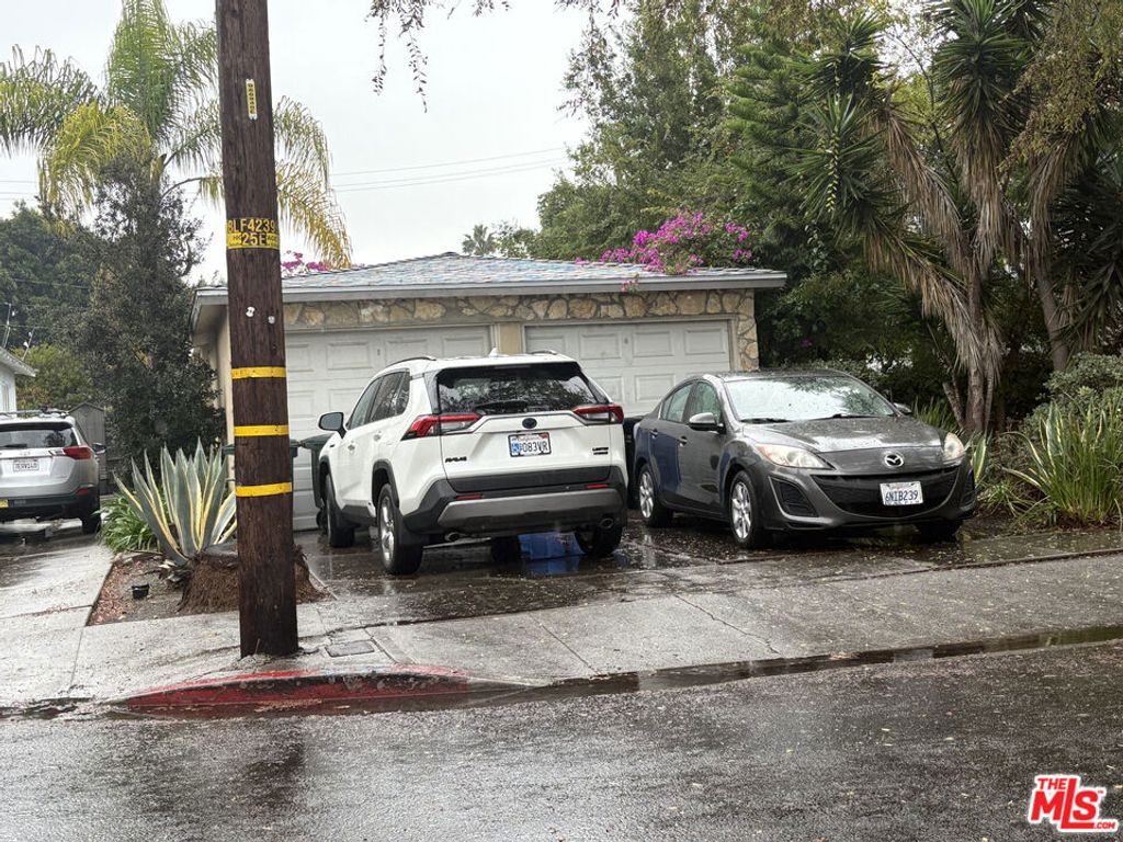 Photo of 8894 N Hubbard Street, Culver City, CA 90232 (MLS # 25617283)