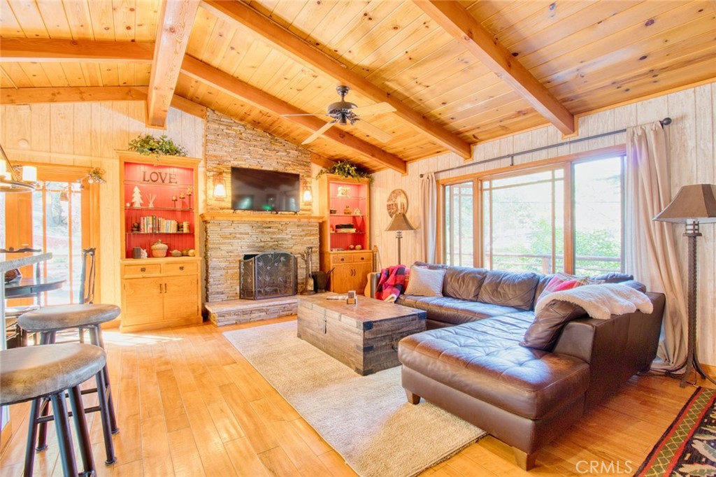 5475 Acorn Trail
