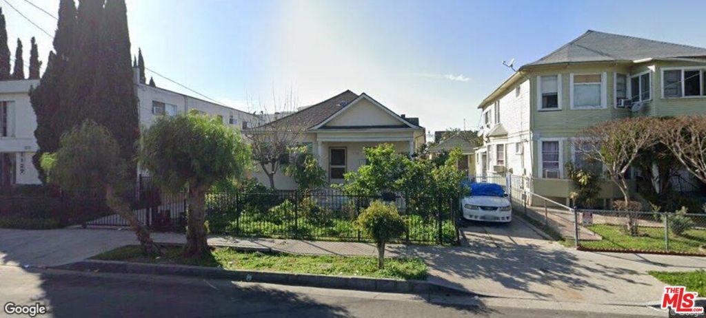 Photo of 1125 S Kenmore Avenue, Los Angeles, CA 90006 (MLS # 25573971)