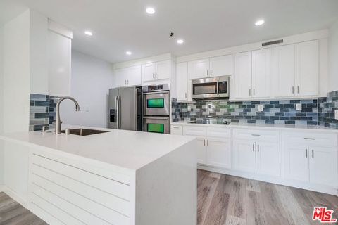 Photo of 230 S Catalina Avenue #102, Redondo Beach, CA 90277 (MLS # 25620987)