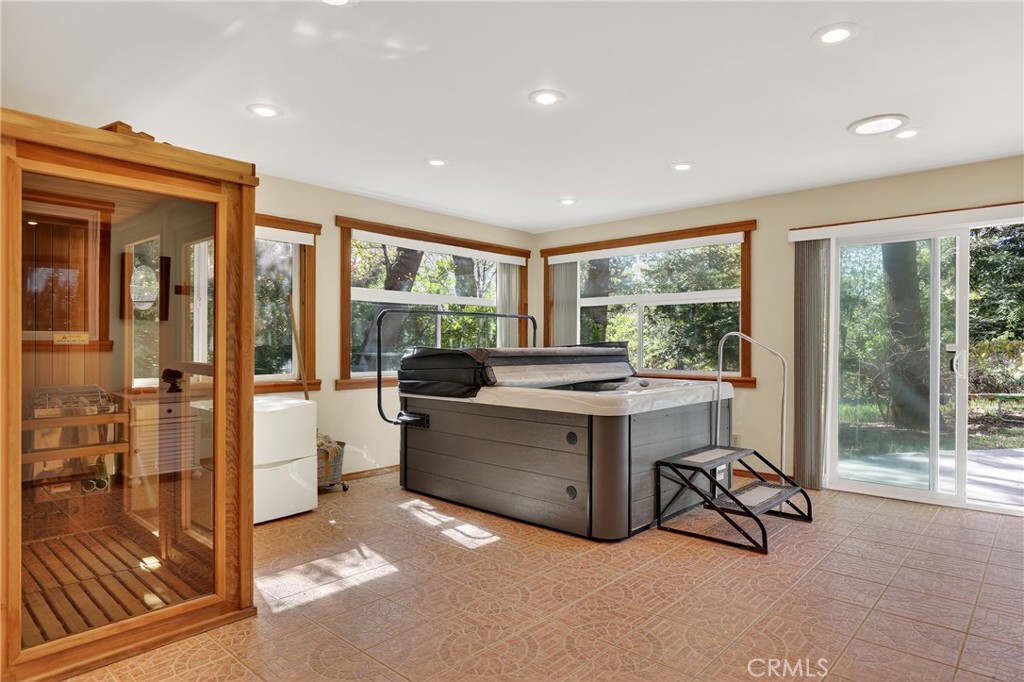 Lake Arrowhead, California, 92352, United States, 5 Bedrooms Bedrooms, ,4 BathroomsBathrooms,Residential,Active,2034696