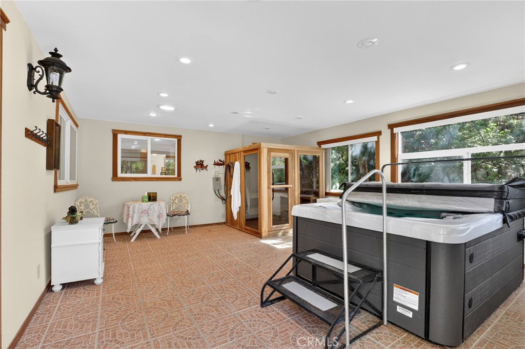 Lake Arrowhead, California, 92352, United States, 5 Bedrooms Bedrooms, ,4 BathroomsBathrooms,Residential,Active,2034696