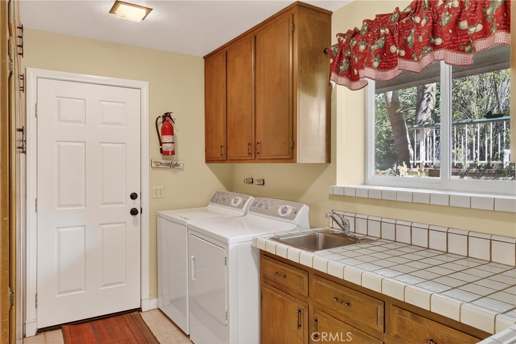 Lake Arrowhead, California, 92352, United States, 5 Bedrooms Bedrooms, ,4 BathroomsBathrooms,Residential,Active,2034696