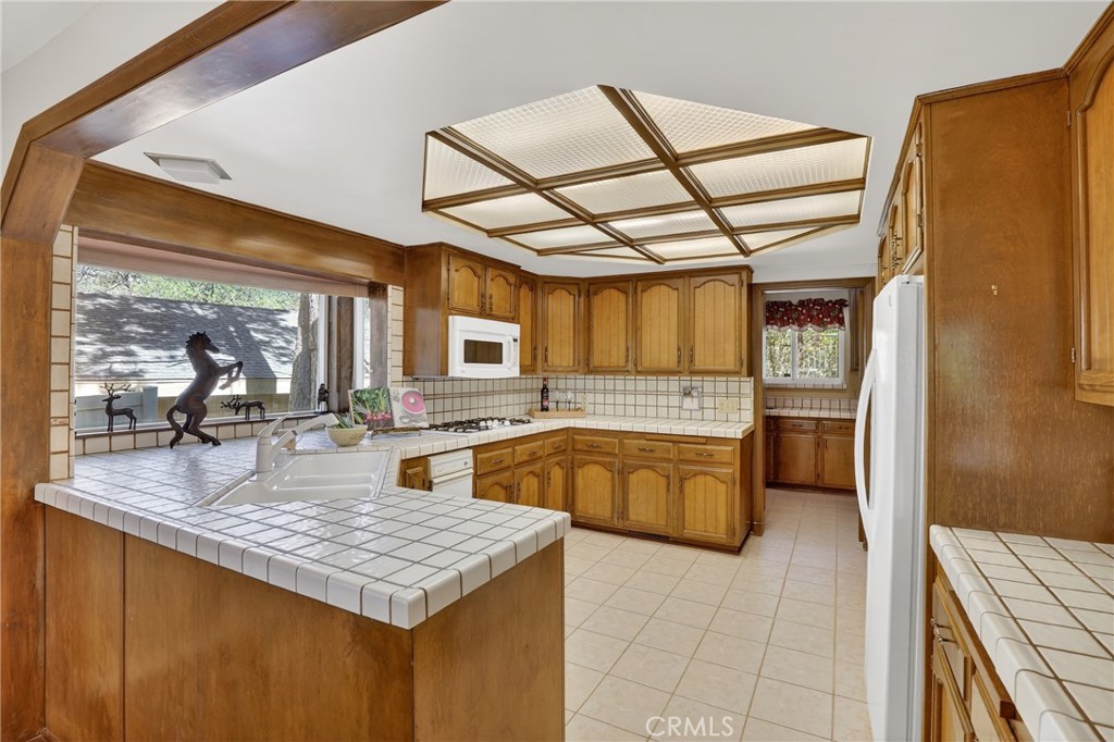 Lake Arrowhead, California, 92352, United States, 5 Bedrooms Bedrooms, ,4 BathroomsBathrooms,Residential,Active,2034696