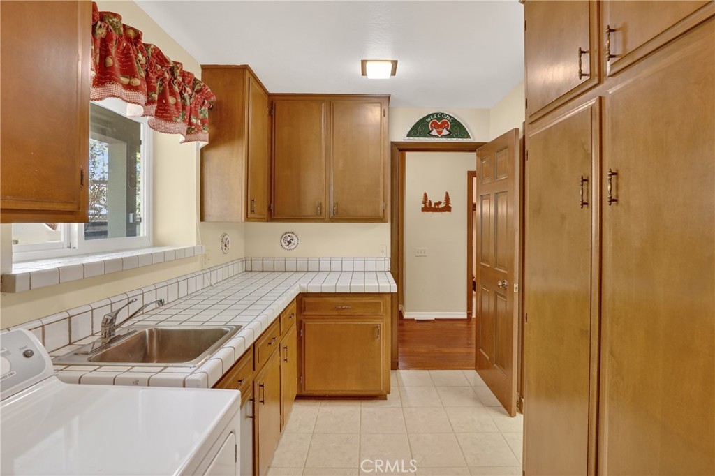 Lake Arrowhead, California, 92352, United States, 5 Bedrooms Bedrooms, ,4 BathroomsBathrooms,Residential,Active,2034696