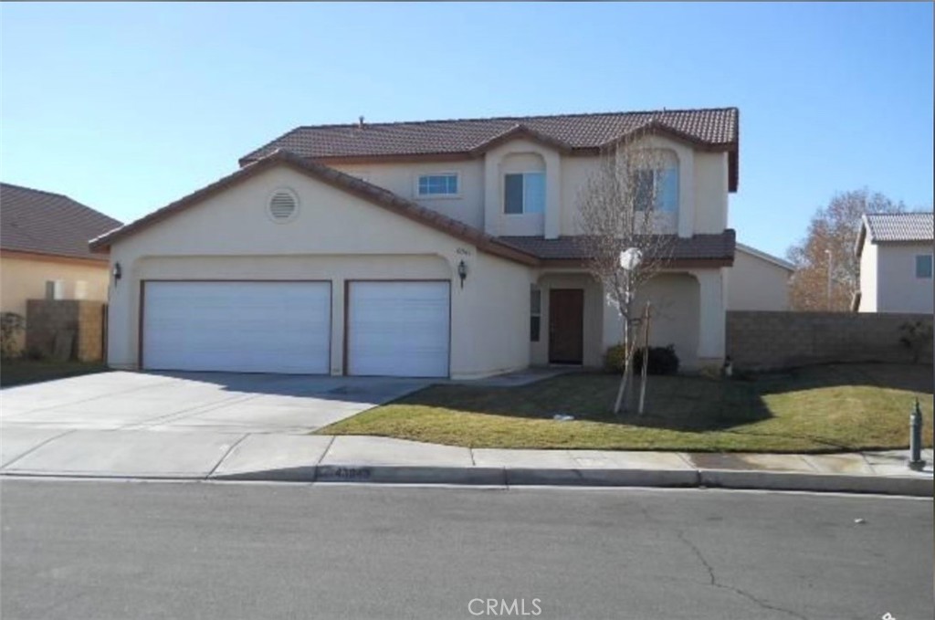 Beautiful 4 Bed 2 Bath Home with a Two Car Garage and large yard.
Home features Tile and Carpet.
Open Floor Plan with Large Yard