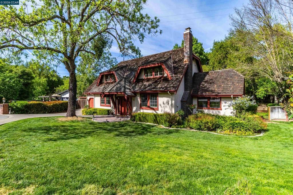 Photo of 4 Wallabi Ct Ct, Lafayette, CA 94549 (MLS # 41127344)