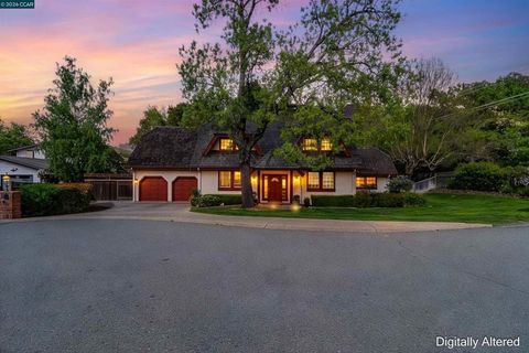 Photo of 4 Wallabi Ct Ct, Lafayette, CA 94549 (MLS # 41127344)