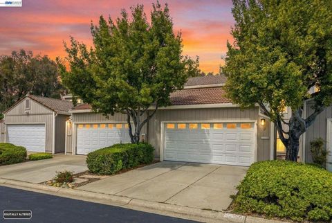 Photo of 2 Knoll Ct, Hercules, CA 94547 (MLS # 41131318)