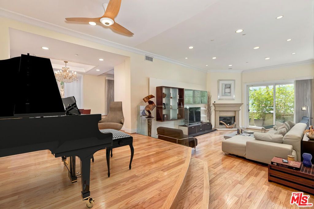 Photo of 132 S Maple Drive #101, Beverly Hills, CA 90212 (MLS # 26660541)