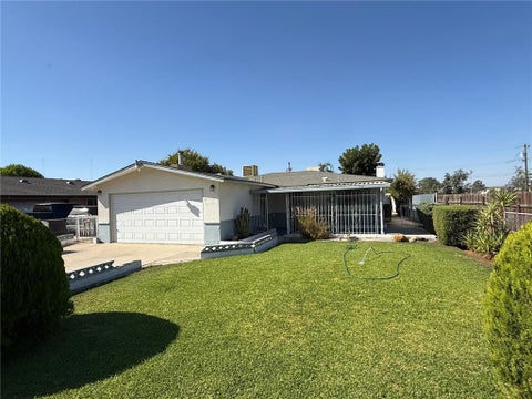 Photo of 1416 Cheatham AVE, Bakersfield, CA 93307 (MLS # SR26194232)