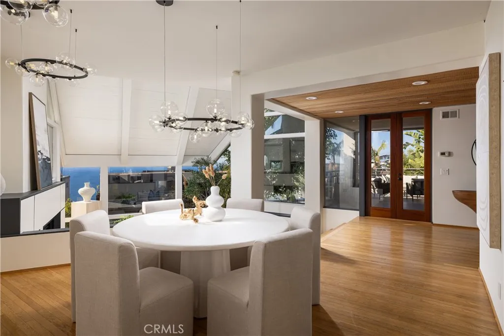 Laguna Beach, California 92651, United States, 4 Bedrooms Bedrooms, ,3 BathroomsBathrooms,Residential,Active,247526