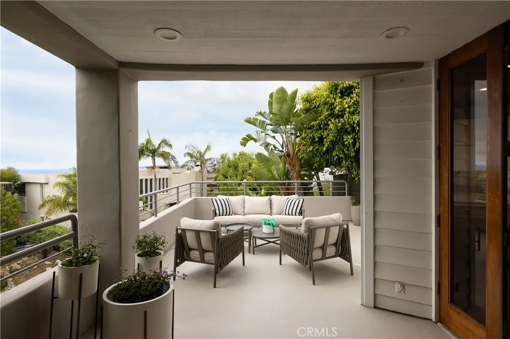 Laguna Beach, California 92651, United States, 4 Bedrooms Bedrooms, ,3 BathroomsBathrooms,Residential,Active,247526