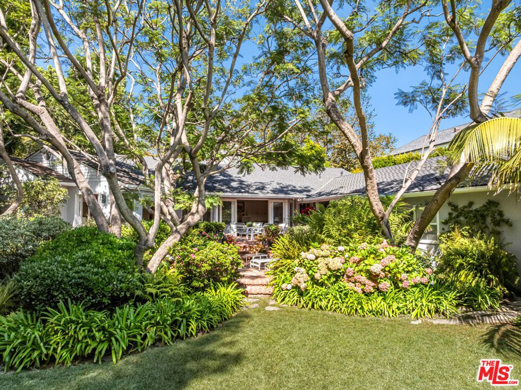 Photo of 1146 Amalfi Drive, Pacific Palisades, CA 90272 (MLS # 25602587)