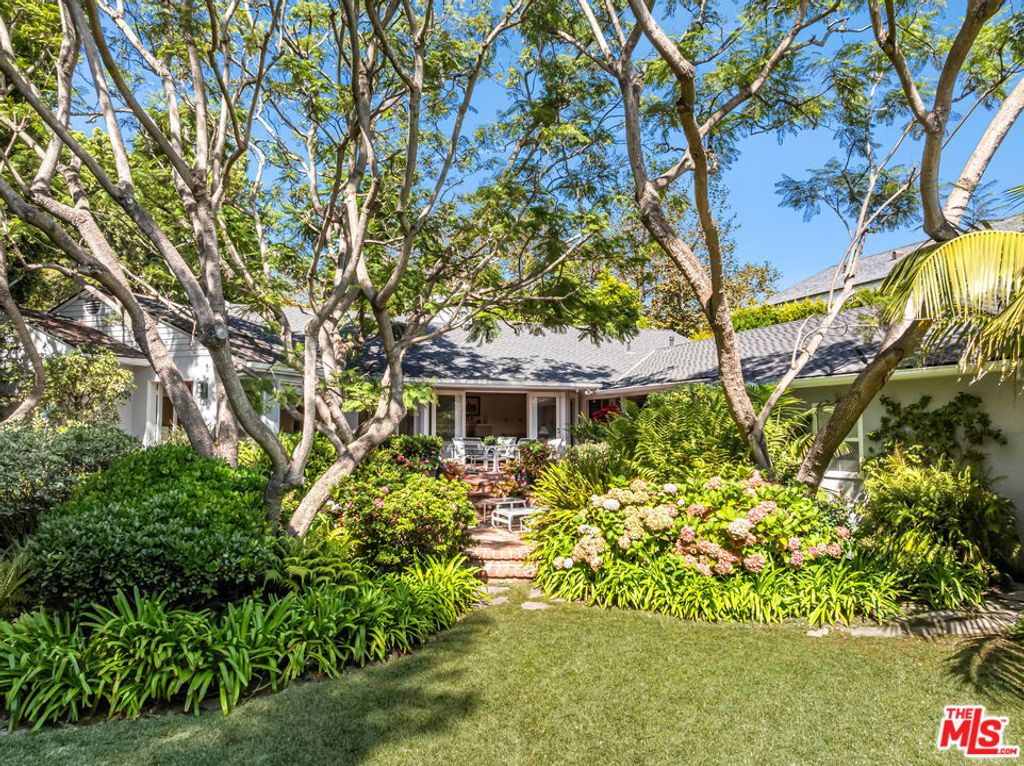 Photo of 1146 Amalfi Drive, Pacific Palisades, CA 90272 (MLS # 25602587)