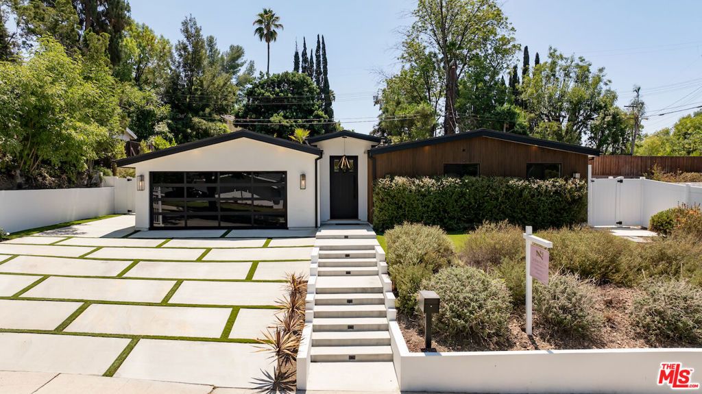 Photo of 20748 Burbank Boulevard, Woodland Hills, CA 91367 (MLS # 25582889)