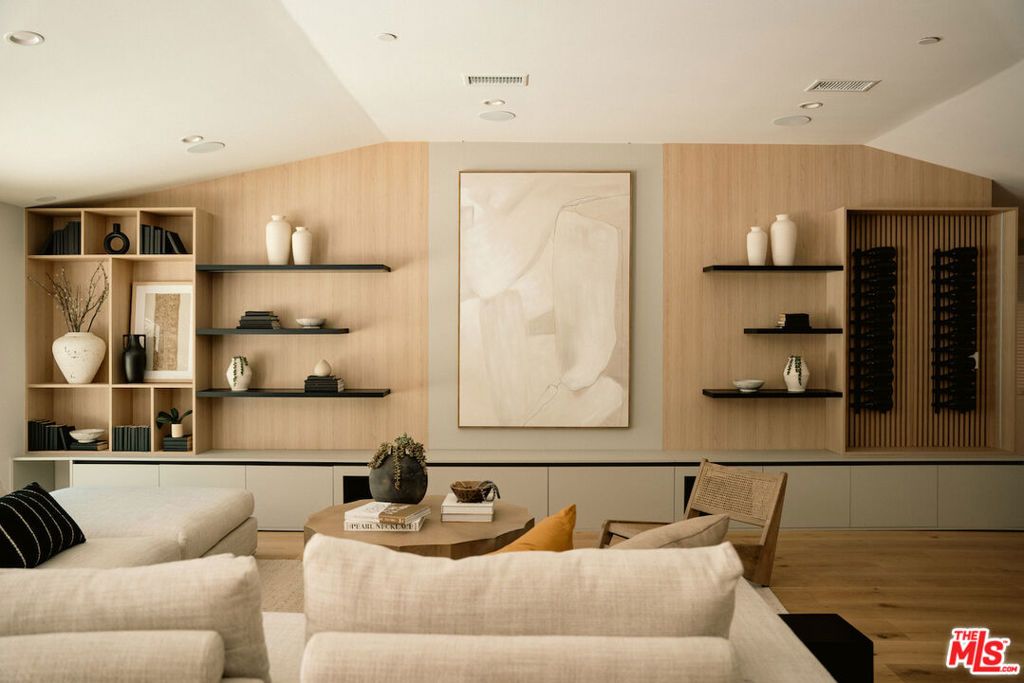 Photo of 20748 Burbank Boulevard, Woodland Hills, CA 91367 (MLS # 25582889)