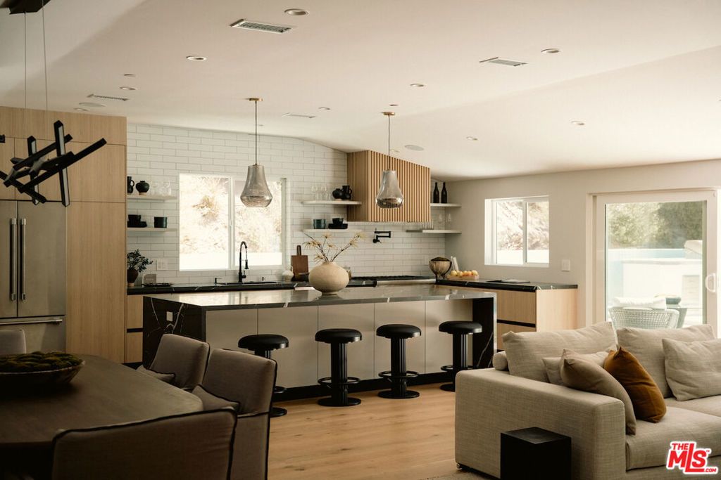 Photo of 20748 Burbank Boulevard, Woodland Hills, CA 91367 (MLS # 25582889)