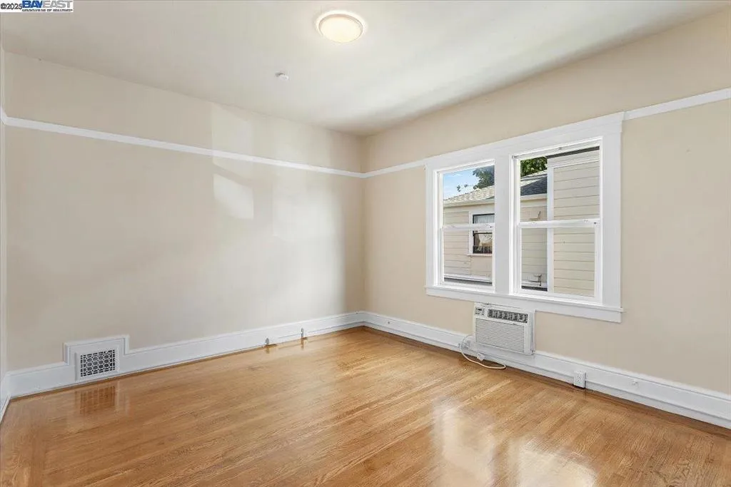 Alameda, California 94501, United States, ,Residential,Active,241054