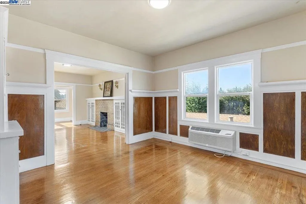 Alameda, California 94501, United States, ,Residential,Active,241054