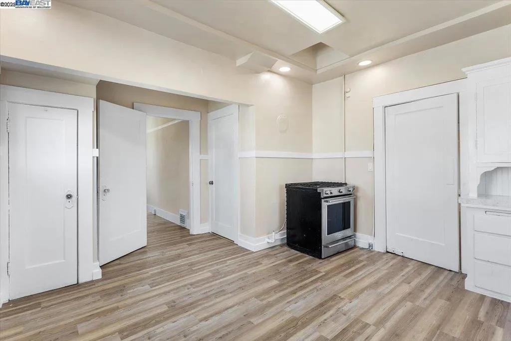 Alameda, California 94501, United States, ,Residential,Active,241054