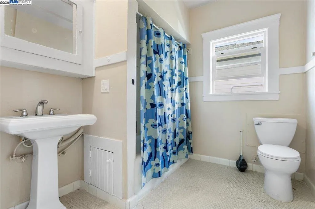 Alameda, California 94501, United States, ,Residential,Active,241054