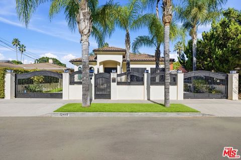 Photo of 12419 Erwin Street, Valley Village, CA 91607 (MLS # 26660861)