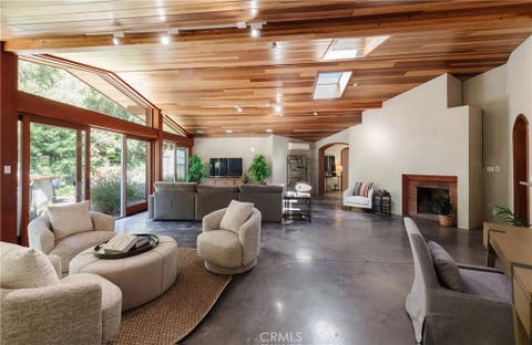 Photo of 2 Chuckwagon RD, Rolling Hills, CA 90274 (MLS # SB26132436)