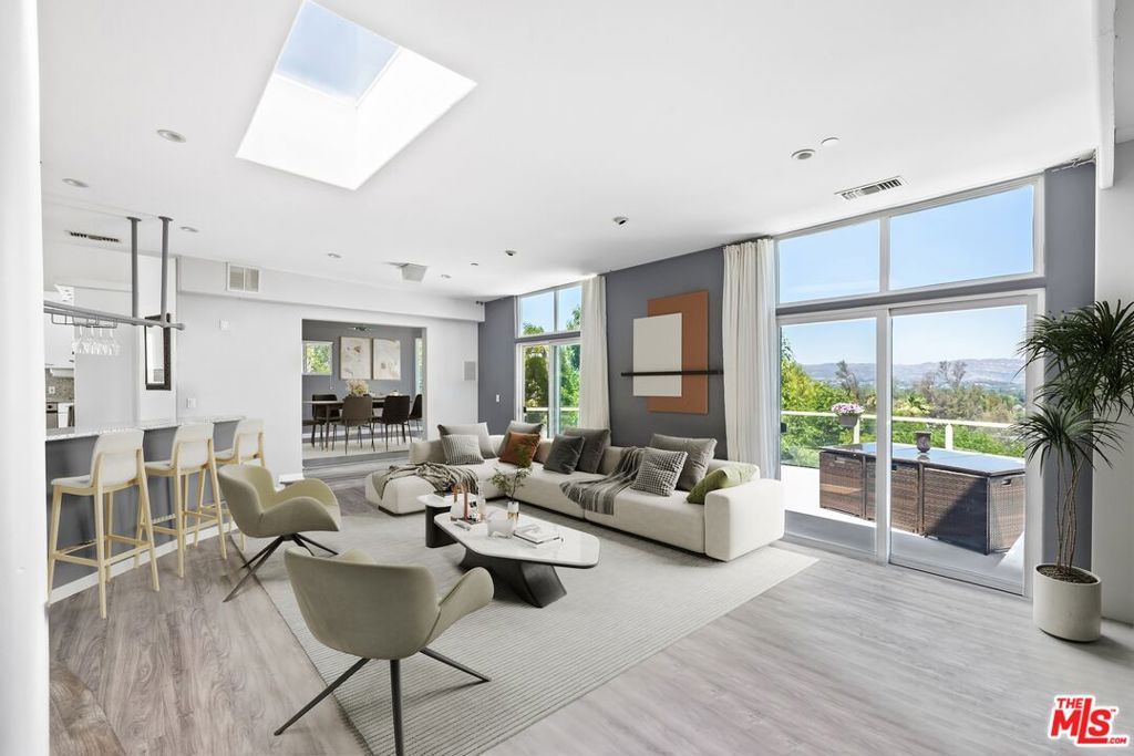Photo of 22449 Cass Avenue, Woodland Hills, CA 91364 (MLS # 25589039)
