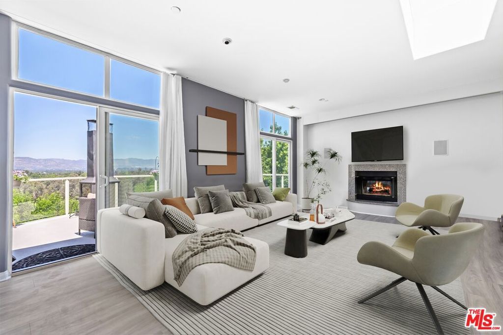 Photo of 22449 Cass Avenue, Woodland Hills, CA 91364 (MLS # 25589039)