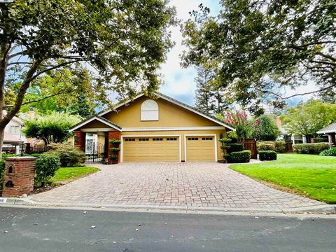 Photo of 66 Oakridge Ct Ct, Danville, CA 94526 (MLS # 41119446)